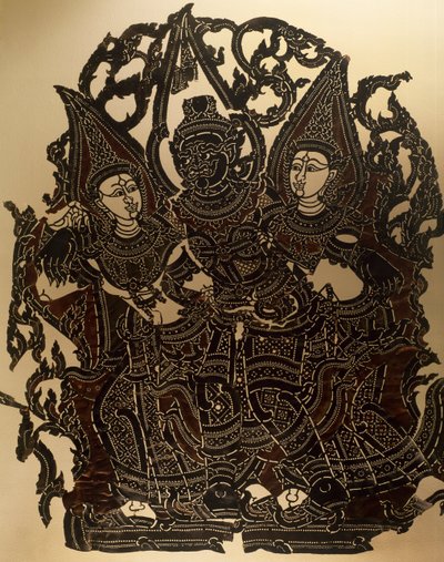 Cena do teatro de bonecos Nang Yai representando Dasakantha e suas esposas, painel de couro esculpido, Tailândia, Civilização Tailandesa de Thai School
