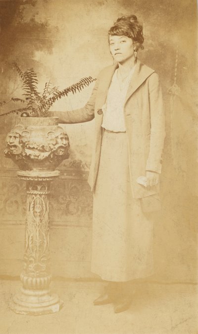 Postal fotográfico de uma mulher, 1918-1930. de The Rex Photo Studio