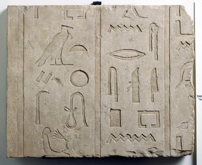Fragmento de inscrição hieroglífica, da 25ª a 26ª Dinastia, c.715-525 aC (calcário) de Third Intermediate Period Egyptian