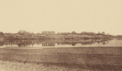 [Vista geral de Luxor a partir da margem oposta] de Théodule Devéria