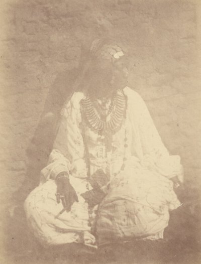 [Retrato de uma mulher norte-africana sentada contra uma parede]. de Théodule Devéria