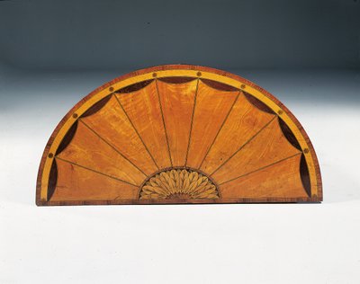 Cômoda demi-luna de marchetaria George III, c.1760-79 (satinwood, amaranto e tulipwood) de Thomas (attr.to) Chippendale