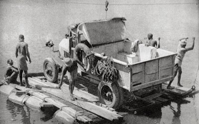 Cruzando o rio Chambesi em um pontão quebrado, Rodésia do Norte, 1925 1927 de Thomas A. Glover