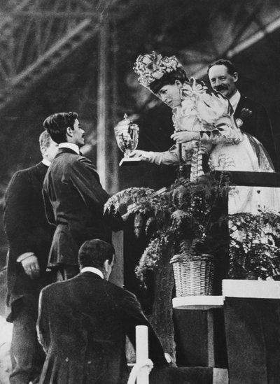 A rainha Alexandra entrega uma taça especial a Dorando para comemorar seu grande esforço para vencer a maratona olímpica em julho de 1908 de Thomas E. and Horace Grant Grant