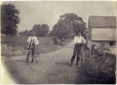 Samuel Murray e Benjamin Eakins em bicicletas, c. 1895-1899. de Thomas Eakins