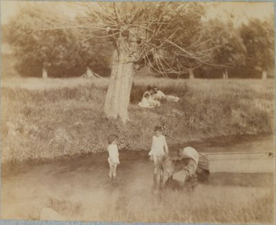 Três crianças e um cão a brincar no ribeiro, 4 de julho de 1883 de Thomas Eakins