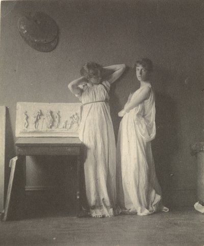 [Dois modelos femininos em traje clássico com a escultura "Arcadia" de Eakins]. de Thomas Eakins