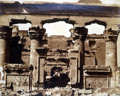 Pórtico do Templo de Kalabsha, do álbum "Antigo Egipto em 1855 e 1856" (albumenised sal print) de Thomas H.G. Fermor