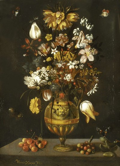 Vaso de flores em bronze dourado com cerejas, morangos e amêndoas sobre uma mesa de Thomas Hiepes
