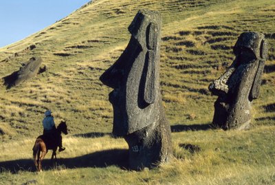 Os monólitos da Ilha da Páscoa, chamados moai, numa paisagem vulcânica, são antigas sentinelas da... de Thomas J. Abercrombie