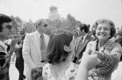 A primeira-dama Betty Ford aperta a mão numa paragem de campanha no Sul de Thomas J. O