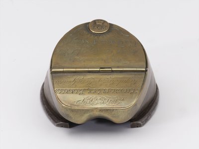 Tinteiro de casco de cavalo pertencente ao Capitão William Tyrwhitt Drake, Royal Horse Guards, c.1829 (tinteiro, casco de cavalo) de Thomas Lee
