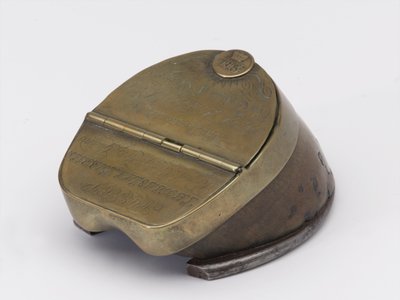 Tinteiro de casco de cavalo pertencente ao Capitão William Tyrwhitt Drake, Royal Horse Guards, c.1829 (tinteiro, casco de cavalo) de Thomas Lee