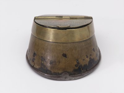Tinteiro de casco de cavalo pertencente ao Capitão William Tyrwhitt Drake, Royal Horse Guards, c.1829 (tinteiro, casco de cavalo) de Thomas Lee