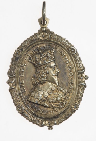 Distintivo de apoiadores de Charles I e Henrietta Maria, c.1649 (prata dourada) de Thomas Rawlins