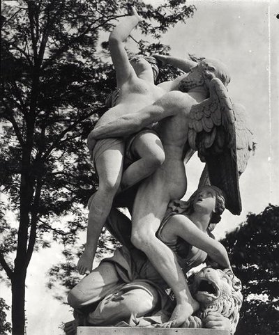 Saturno abduzindo Cibele, alegoria da Terra, c.1675-80, fotografado no Jardin des Tuileries, Paris, por Adolphe Giraudon (1849-1929) (mármore) (foto p - b) de Thomas Regnaudin