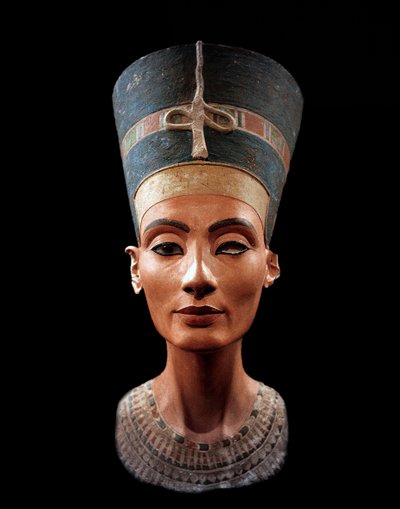 Busto de Nefertiti (c1370- c1330 a.C.) Grande Esposa Real (consorte chefe) ao Faraó Akhenaten egípcio. Nefertiti e seu marido eram conhecidos por uma revolução religiosa. Eles adoravam apenas um deus, Aten, o disco do sol. de Thutmose Thutmose