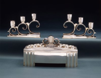 Uma peça central da exposição da Tiffany & Co. e dois candelabros de três luzes, feitos para a Feira Mundial de 1939, por volta de 1939 (prata) de Tiffany and Company