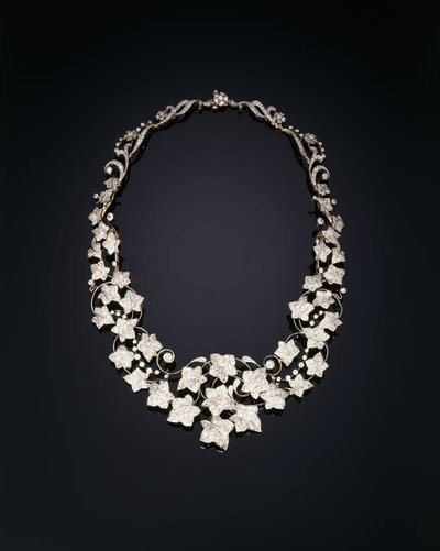 Um colar antigo de diamante com hera de Tiffany and Company