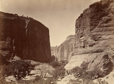 Topo do Cañon de Chelle, vista de cima, paredes com cerca de 1 200 pés de altura de Timothy H. O