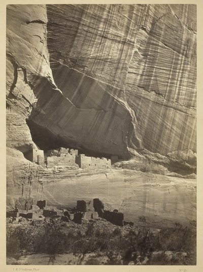 Ruínas antigas no Canyon de Chelly, NM, em um nicho a 15 metros acima da cama Canyon atual, 1873 de Timothy OSullivan