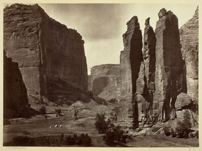 Cañon de Chelle, Paredes do Grande Cañon, com cerca de 1200 pés de altura de Timothy O