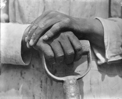 Mãos de um trabalhador da construção civil, México, 1926 de Tina Modotti