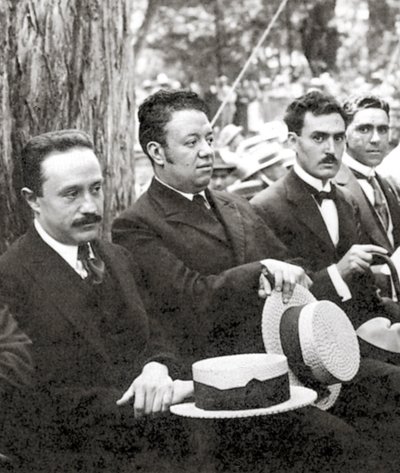 José Vasconcelos e Diego Rivera durante um evento ao ar livre no Parque Chapultepec, Cidade do México, 1921 de Tina Modotti