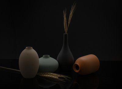 Vasos de barro e trigo de Tina Reid
