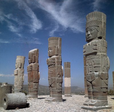 Colunas atlantes na Pirâmide B em forma de guerreiros Toltecas de Toltec Toltec