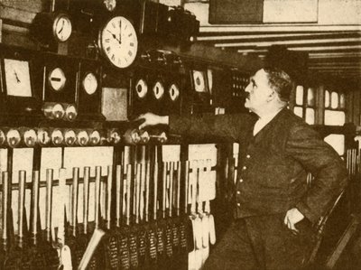 Gravando o sinal de tempo diário na estação de Liverpool Street, Londres e North Eastern Railway, 1930. de Topical Press Agency