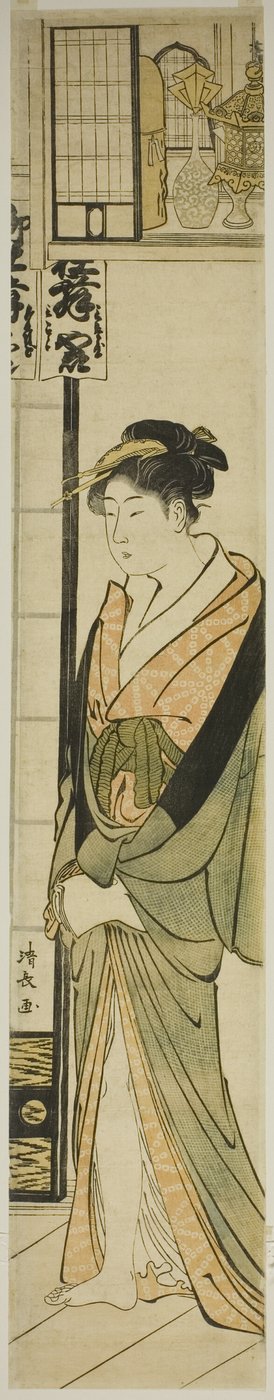 Cortesã em pé debaixo de uma prateleira para talismãs de Torii Kiyonaga