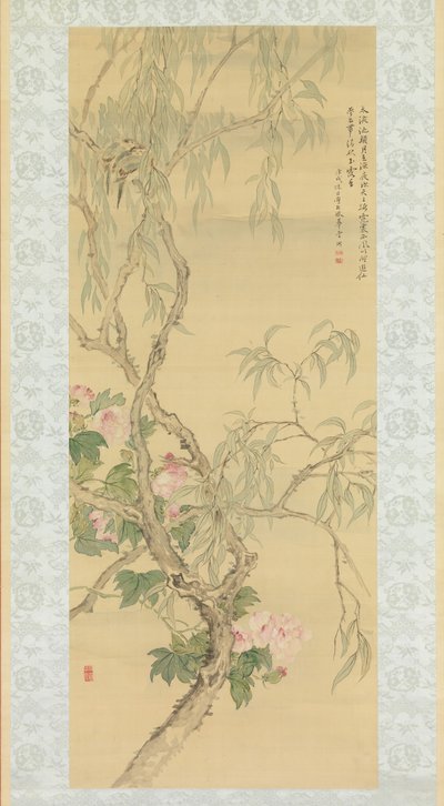 Pequenos pássaros em um galho de salgueiro e flores de hibisco, datado de outono de 1850. de Tsubaki Chinzan