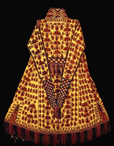 Túnica cerimonial de uma mulher casada de seda amarela com colunas de tulipas e cravos estilizados (seda) de Turkish School