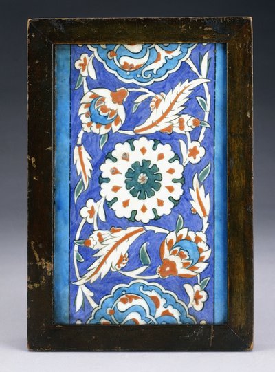 Um azulejo de borda Iznik, com uma flor central entre palmeta e videira frondosa, c.1570 (cerâmica) de Turkish School