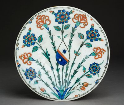 Prato com brasão europeu, Iznik ware, turco, c.1570 (pasta de pedra com esmalte policromado) de Turkish School