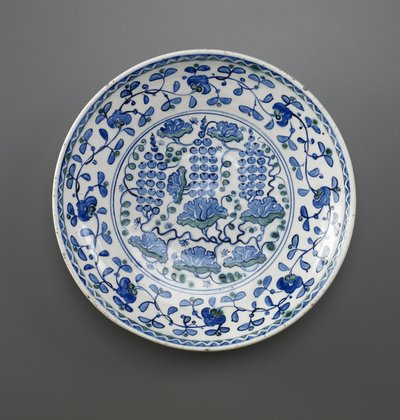 Prato com design de uva, Iznik, dinastia otomana (cerâmica) de Turkish School
