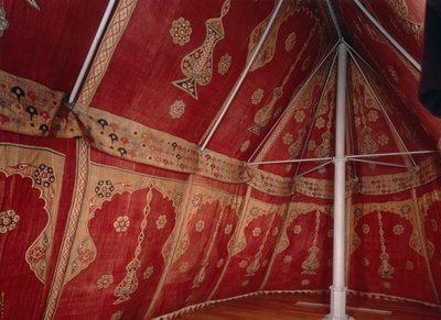 Interior de uma tenda turca (têxtil) de Turkish School