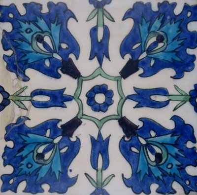 Telha Isnik com desenho floral (louça de barro com underglaze colorido) de Turkish School