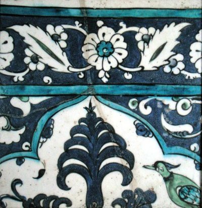 Azulejo Isnik com desenho floral e borda (terracota com vegetação rasteira colorida) de Turkish School