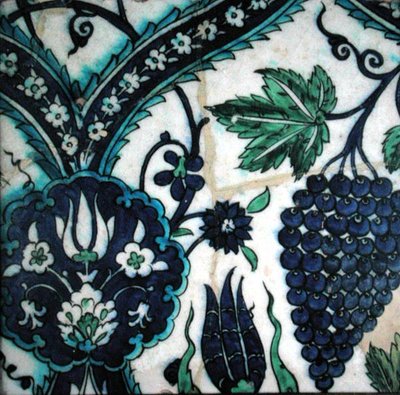 Azulejo Isnik com flores e um cacho de uvas (terracota com vegetação rasteira colorida) de Turkish School