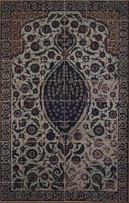 Painel de azulejos com padrão de nuvem de tchi em torno de um motivo central de uma roseira selvagem, desde o exterior da varanda de entrada até ao Mausoléu de Salim II, Osmanli Sultan da Turquia, desenhado pelo arquitecto Sinan, no recinto de Haghia Sophi de Turkish School