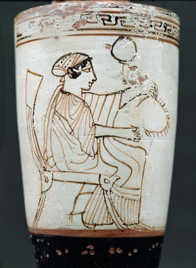 Lekythos de chão branco sótão que descreve uma mulher que entalha uma coroa de flores, c.475-420 BC (cerâmica) de Tymbos Painter