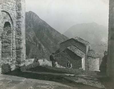 Abadia de San Pietro al Monte, Civate, Lombardia, Itália, fotografia de Ugo Monneret de Villard, cerca de 1910 de Ugo Monneret de Villard