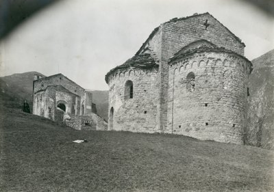 Abside in Abbey of San Pietro al Monte, Civate, Lombardia, Itália, fotografia de Ugo Monneret de Villard, cerca de 1910 de Ugo Monneret de Villard