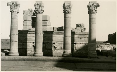 Colunata do ninfeu romano, Dendera, Egito, fotografia de Ugo Monneret de Villard de Ugo Monneret de Villard