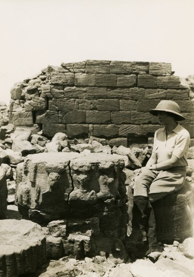 Base de coluna decorada com figuras divinas, Grande Recinto, Musawwarat es Sufra, Sudão, fotografia de Ugo Monneret de Villard de Ugo Monneret de Villard