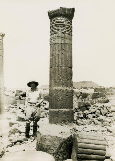 Coluna com relevos decorativos, ruínas de um templo no Grande Recinto, Musawwarat es Sufra, Sudão, fotografia de Ugo Monneret de Villard de Ugo Monneret de Villard