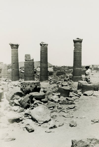 Colunas e ruínas do templo no Grande Recinto, Musawwarat es Sufra, Sudão, fotografia de Ugo Monneret de Villard de Ugo Monneret de Villard