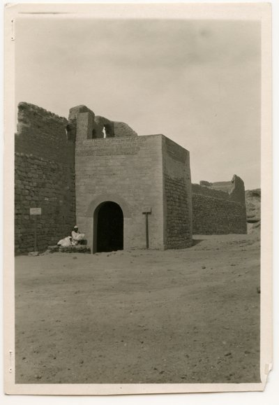 Portão oriental e torre do Mosteiro de São Simeão, Assuão, Egito, fotografia de Ugo Monneret de Villard de Ugo Monneret de Villard